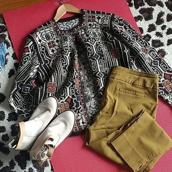 Geometric Patterned Black and White Women's Top - Picture 7 of 7